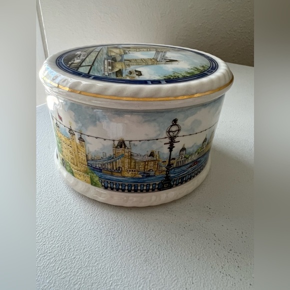 JAMES SADLER ENGLAND LIDDED PORCELAIN TRINKET BOX LONDON'S TOWER BRIDGE - Picture 3 of 6